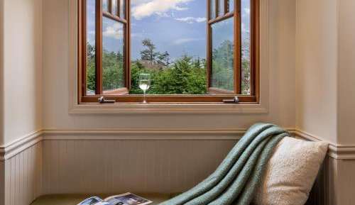 Parisian Room-Queen Room with Ocean View- Adults Only-No Pets