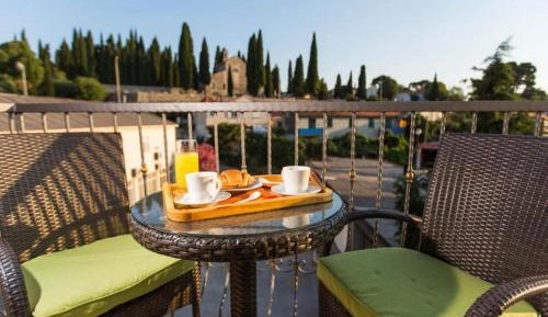 One-Bedroom Apartment with Terrace