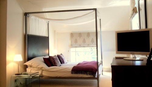 Contemporary Four Poster Suite