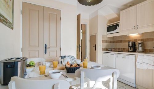 One-Bedroom Duplex House with Large Terrace (4 People)