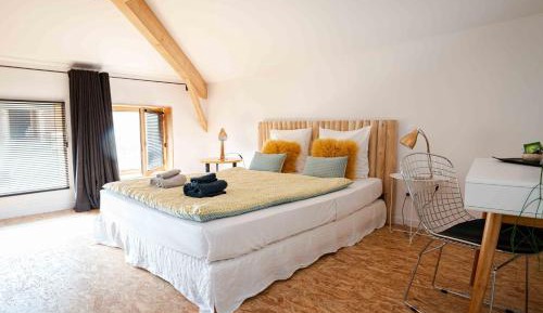 Suite with rectangular bath top