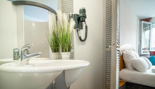 Family Room (2 Adults + 2 Children)