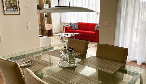 Deluxe One-Bedroom Apartment