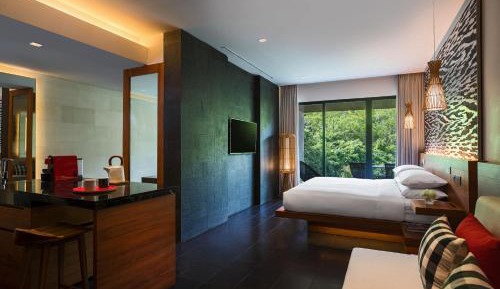 Junior Suite, 1 King, Garden view, Balcony with Free Scheduled Shuttle to Hotel’s Beach Facility 