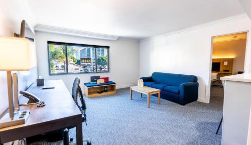 1 Bedroom Suite, 1 King Bed with Kitchenette