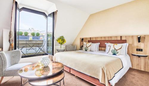 Junior Suite with Eiffel Tower View