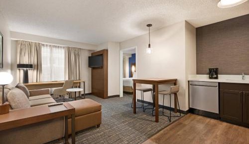 One-Bedroom Queen Suite - Non-Smoking