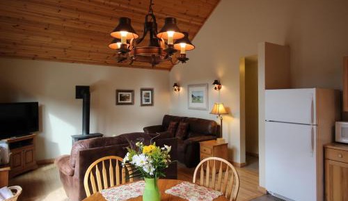 One-Bedroom Cozy Cabin with Private Deck Hot Tub - NON RIVER UNIT