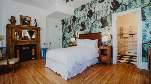 Deluxe Queen Suite