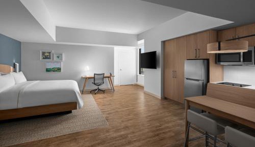 Queen Studio with Adapted Tub - Mobility and Hearing Accessible