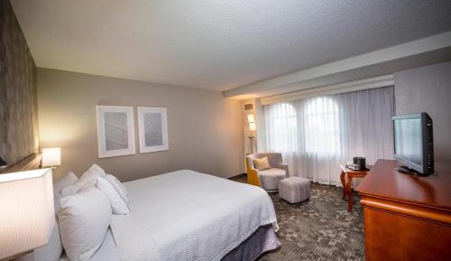 King Room with Roll-In Shower - Mobility Access/Hearing Accessible