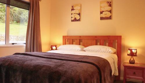 One-Bedroom Top Floor Apartment - Queen Bed