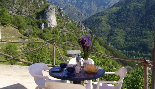 Apartment with Mountain View