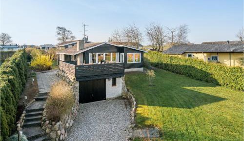 Three-Bedroom Vacation Home 