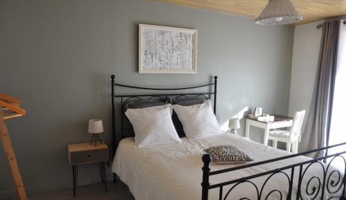 deux chambres doubles avec une salle de bain privée extérieure