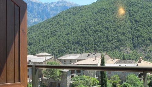 Twin with Mountain View