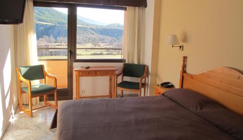 Double with Mountain View Queen Bed