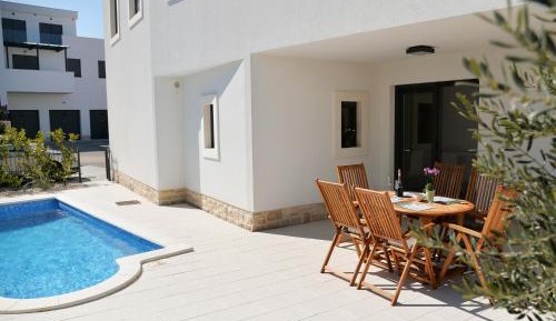 Two Bedroom Apartment with Terrace and Swimming Pool