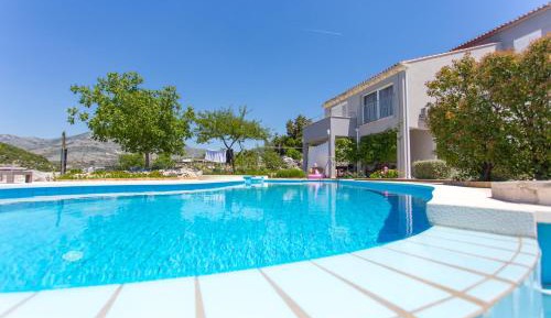 Apartment with Pool View 