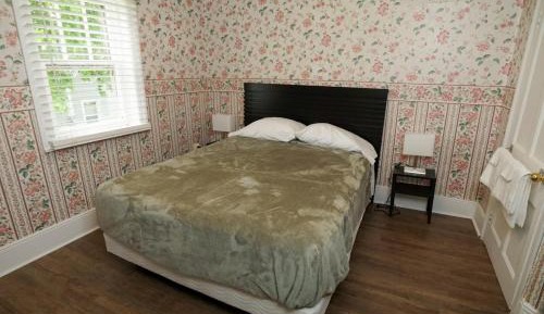 Standard Double Room with Shared Bathroom