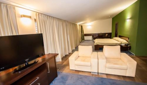 One-Bedroom Suite with Balcony and Sea View