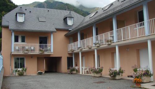 One-Bedroom Apartment (5 Adults)