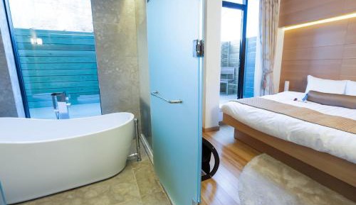 King Room with Spa Bath