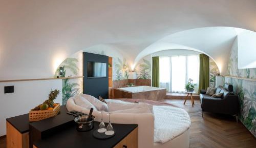 Deluxe Suite with Spa Bath