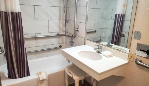 King Room with Bath Tub - Mobility/Hearing Accessible - Non-Smoking