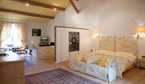 Outdoor suite