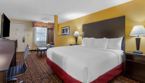 Junior King Suite with Sofa Bed and Spa Bath - Non-Smoking