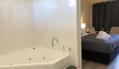 Queen Room with Spa Bath