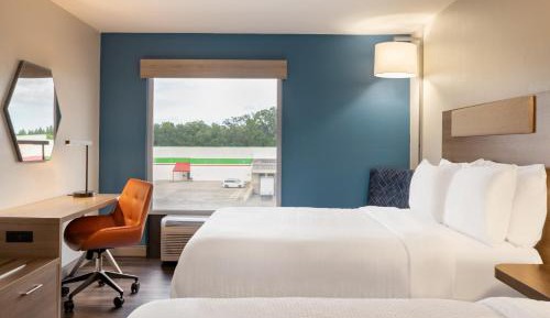 Queen Suite with Two Queen Beds and Dining Area