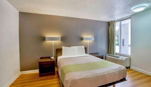 Queen Room - Disability Access - Non-Smoking