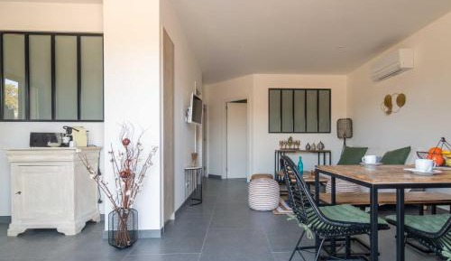 Apartment with Mountain View