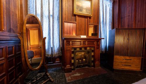 Deluxe Queen Suite