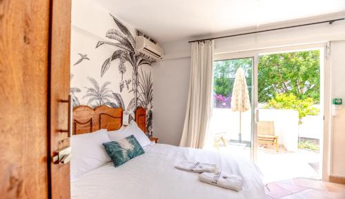 Deluxe Double Room with Side Sea View