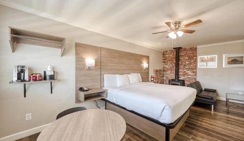 Deluxe King Suite