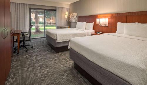 Two Queens with Garden View