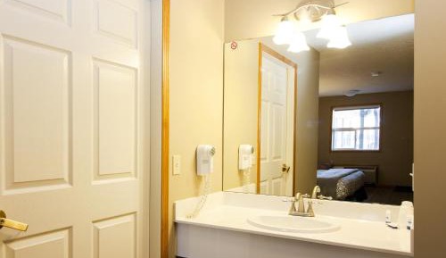 Standard Queen Room with One Queen Bed