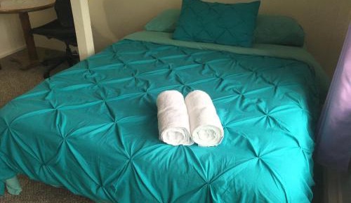 "Aqua" Private Room w/Shared Bathroom