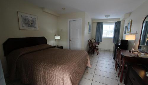 Queen Room with Fridge & Microwave - Non-Smoking