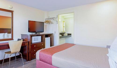 Queen Room - Disability Access - Non-Smoking