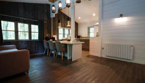 Woodland 2 Bed Lodge with hot tub