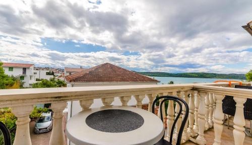 One-Bedroom Apartment with Balcony