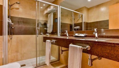 Quadruple Room (2 Adults + 2 Children)