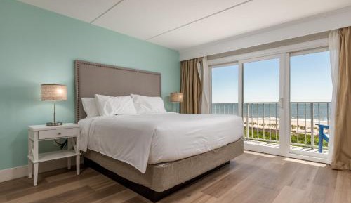 Direct Oceanfront Suite