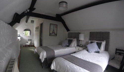 Twin Room with Private Bathroom