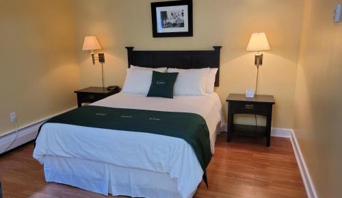 Deluxe Queen Suite