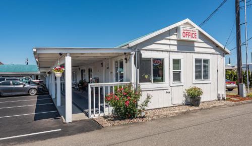 Deluxe Queen Suite Separate with Kitchen
